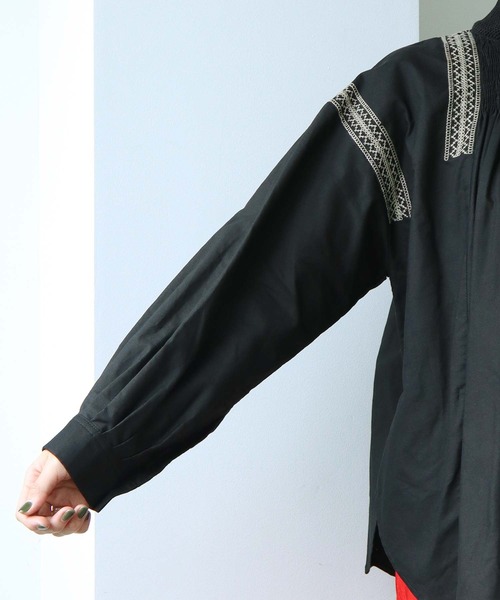 cardo fabrica(カルドファブリカ)の「ミシン飾りステッチ レース衿シャーリングブラウス(シャツ/ブラウス・レディース・ホワイト/ブラック・FREE)」の6枚目の写真