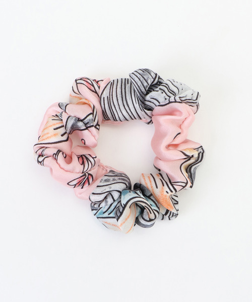 LBC(エルビーシー)の「シュシュ付き3WAYスカーフ ボタニカル柄(バンダナ/スカーフ・レディース・グレー・FREE)」の5枚目の写真