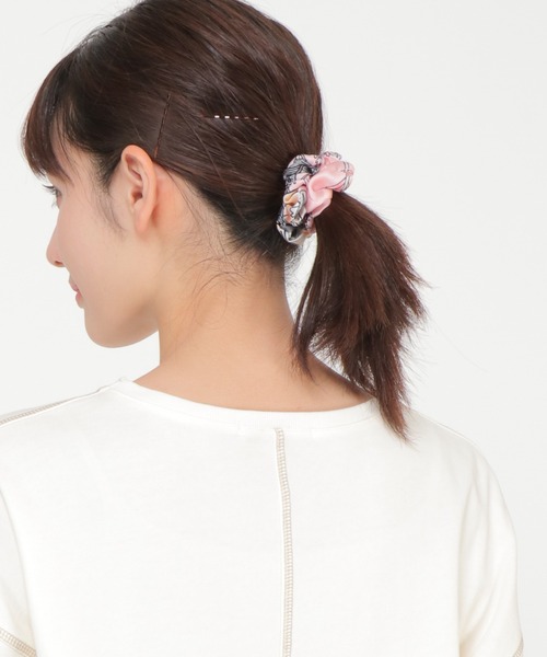 LBC(エルビーシー)の「シュシュ付き3WAYスカーフ ボタニカル柄(バンダナ/スカーフ・レディース・グレー・FREE)」の11枚目の写真