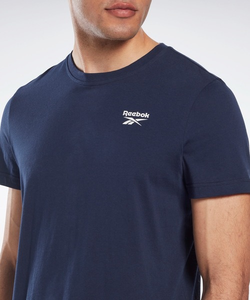 Reebok(リーボック)の「 アイデンティティ クラシックス Tシャツ / Identity Classics T-Shirt (Tシャツ/カットソー・メンズ・ブラック/ネイビー/ブルー/ホワイト/ライトパープル・SMALL/LARGE/XX-LARGE/XXX-LARGE/MEDIUM/X-LARGE/X-SMALL)」の11枚目の写真