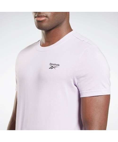 Reebok(リーボック)の「 アイデンティティ クラシックス Tシャツ / Identity Classics T-Shirt (Tシャツ/カットソー・メンズ・ブラック/ネイビー/ブルー/ホワイト/ライトパープル・SMALL/LARGE/XX-LARGE/XXX-LARGE/MEDIUM/X-LARGE/X-SMALL)」の16枚目の写真