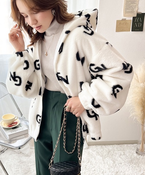 もこもこ柔らか。アルファベットボリュームファーパーカー（ブルゾン