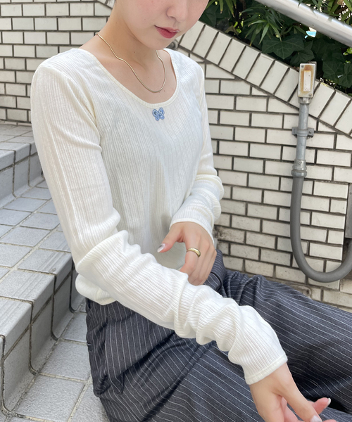 Oriens JOURNAL STANDARD（オリエンス ジャーナルスタンダード）の「バタフライエンブレムロングスリーブ / Butterfly emb. Long Sleeve（Tシャツ/カットソー・レディース・ホワイト/レッド/モスグリーン・FREE）」の2枚目の写真