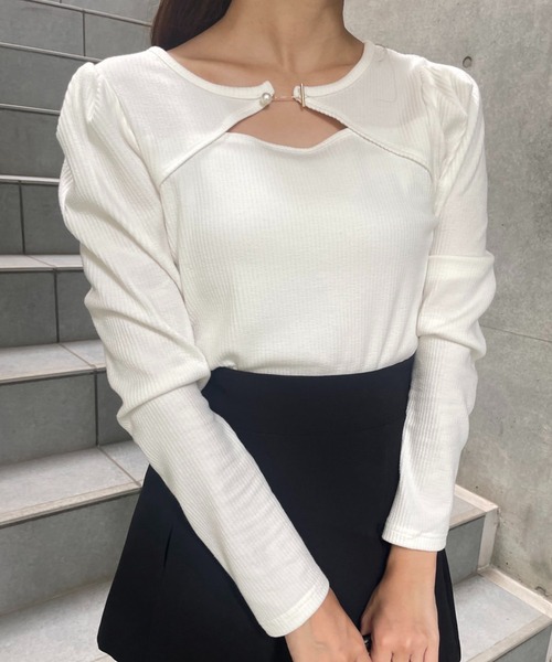 one after another NICE CLAUP（ワンアフターアナザーナイスクラップ）の「パールのワンポイントが華やか。デザインテレコトップス（Tシャツ/カットソー・レディース・ブラック/ベージュ/オフホワイト/ピンク・FREE）」の2枚目の写真