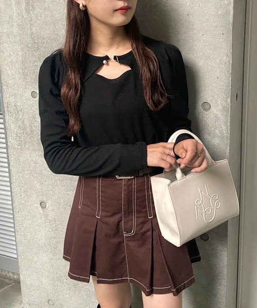 one after another NICE CLAUP（ワンアフターアナザーナイスクラップ）の「パールのワンポイントが華やか。デザインテレコトップス（Tシャツ/カットソー・レディース・ブラック/ベージュ/オフホワイト/ピンク・FREE）」の5枚目の写真