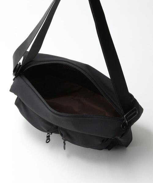 BEAUTY&YOUTH UNITED ARROWS（ビューティーアンドユースユナイテッドアローズ）の「by 小松マテーレ ダブルポケット ショルダーバッグ（ショルダーバッグ・メンズ・ブラック・FREE）」の4枚目の写真