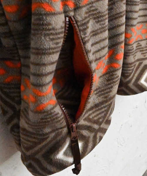 Anytime Songs(エニータイムソングス)の「マイクロフリース リバーシブル配色ベスト(ベスト・メンズ・ブラック/オートミール/モカ/グリーン・LARGE/MEDIUM/X-LARGE)」の8枚目の写真