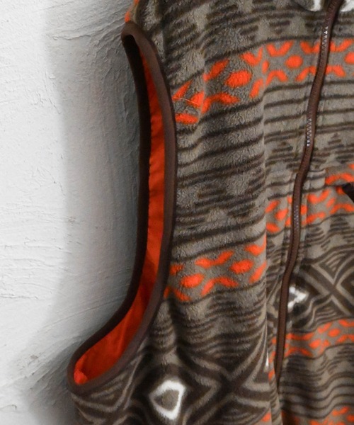 Anytime Songs(エニータイムソングス)の「マイクロフリース リバーシブル配色ベスト(ベスト・メンズ・ブラック/オートミール/モカ/グリーン・LARGE/MEDIUM/X-LARGE)」の7枚目の写真