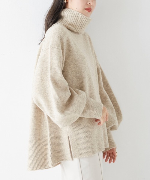 OMNES(オムネス)の「もっちり袖ボリュームハイネックプルオーバーニット(ニット/セーター・レディース・ブラウン/ベージュ/ブラック/ブルー・FREE)」の3枚目の写真