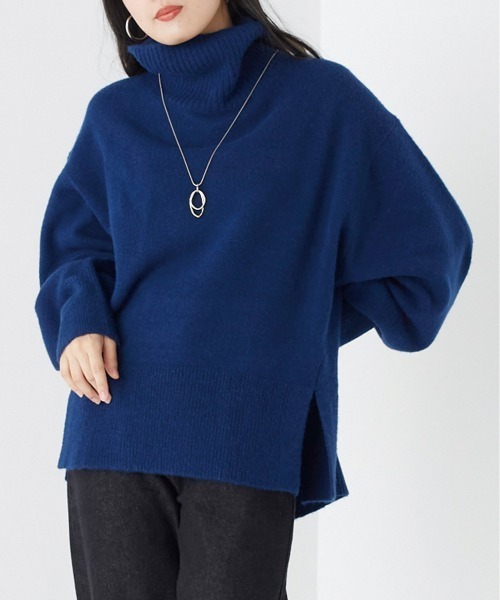 OMNES(オムネス)の「もっちり袖ボリュームハイネックプルオーバーニット(ニット/セーター・レディース・ブラウン/ベージュ/ブラック/ブルー・FREE)」の4枚目の写真