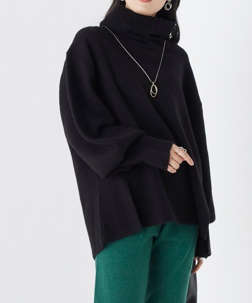 OMNES(オムネス)の「もっちり袖ボリュームハイネックプルオーバーニット(ニット/セーター・レディース・ブラウン/ベージュ/ブラック/ブルー・FREE)」の16枚目の写真