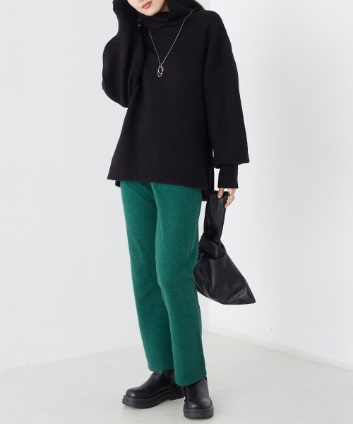 OMNES(オムネス)の「もっちり袖ボリュームハイネックプルオーバーニット(ニット/セーター・レディース・ブラウン/ベージュ/ブラック/ブルー・FREE)」の17枚目の写真