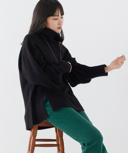 OMNES(オムネス)の「もっちり袖ボリュームハイネックプルオーバーニット(ニット/セーター・レディース・ブラウン/ベージュ/ブラック/ブルー・FREE)」の18枚目の写真