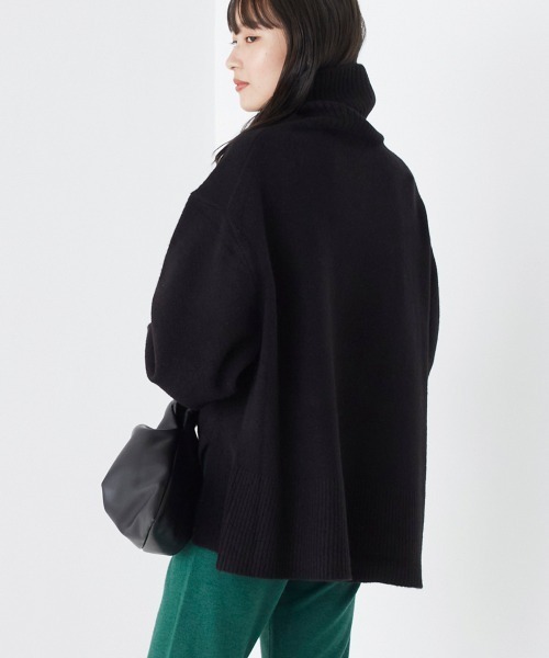 OMNES(オムネス)の「もっちり袖ボリュームハイネックプルオーバーニット(ニット/セーター・レディース・ブラウン/ベージュ/ブラック/ブルー・FREE)」の19枚目の写真