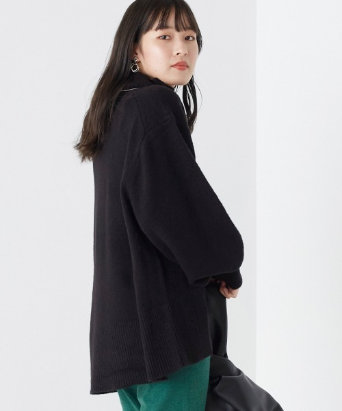 OMNES(オムネス)の「もっちり袖ボリュームハイネックプルオーバーニット(ニット/セーター・レディース・ブラウン/ベージュ/ブラック/ブルー・FREE)」の22枚目の写真