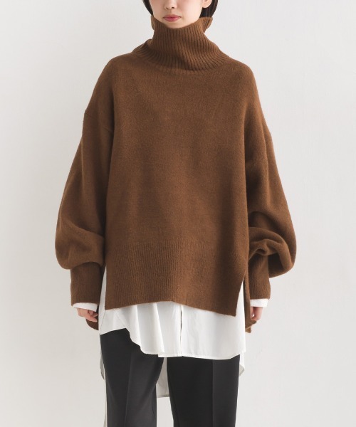 OMNES(オムネス)の「もっちり袖ボリュームハイネックプルオーバーニット(ニット/セーター・レディース・ブラウン/ベージュ/ブラック/ブルー・FREE)」の5枚目の写真