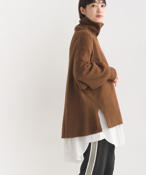 OMNES(オムネス)の「もっちり袖ボリュームハイネックプルオーバーニット(ニット/セーター・レディース・ブラウン/ベージュ/ブラック/ブルー・FREE)」の6枚目の写真