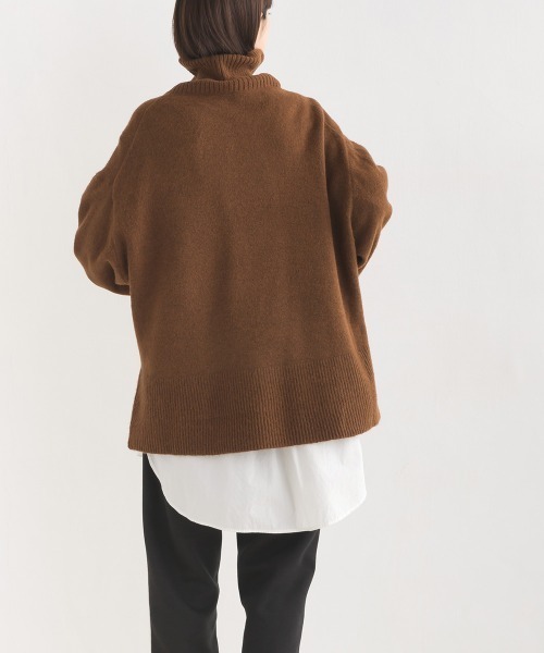 OMNES(オムネス)の「もっちり袖ボリュームハイネックプルオーバーニット(ニット/セーター・レディース・ブラウン/ベージュ/ブラック/ブルー・FREE)」の7枚目の写真