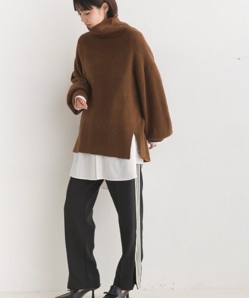 OMNES(オムネス)の「もっちり袖ボリュームハイネックプルオーバーニット(ニット/セーター・レディース・ブラウン/ベージュ/ブラック/ブルー・FREE)」の9枚目の写真