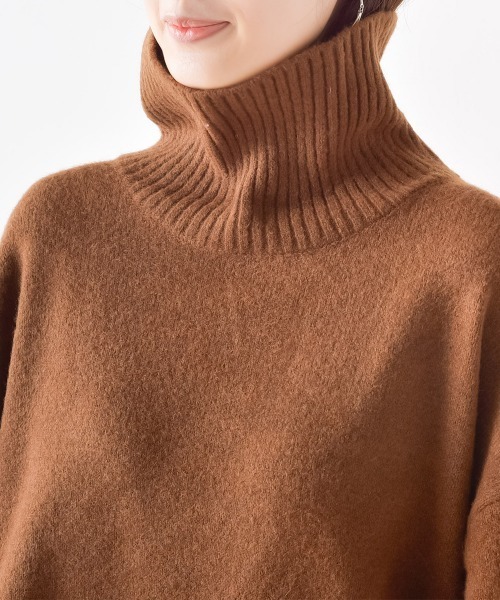 OMNES(オムネス)の「もっちり袖ボリュームハイネックプルオーバーニット(ニット/セーター・レディース・ブラウン/ベージュ/ブラック/ブルー・FREE)」の10枚目の写真