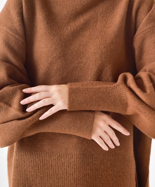 OMNES(オムネス)の「もっちり袖ボリュームハイネックプルオーバーニット(ニット/セーター・レディース・ブラウン/ベージュ/ブラック/ブルー・FREE)」の11枚目の写真