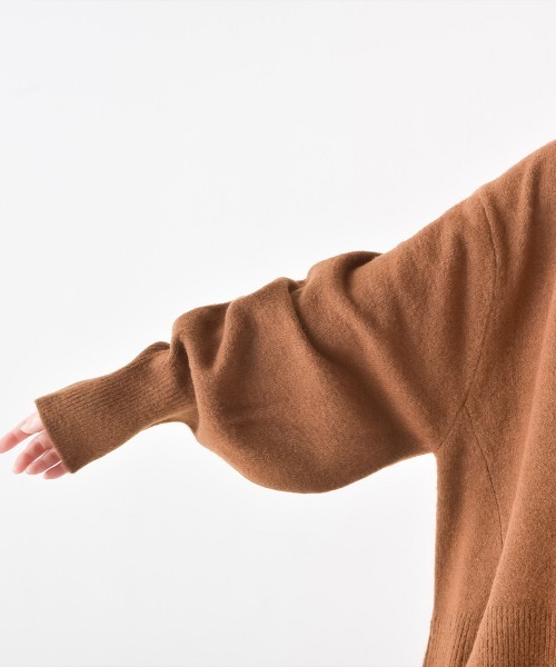 OMNES(オムネス)の「もっちり袖ボリュームハイネックプルオーバーニット(ニット/セーター・レディース・ブラウン/ベージュ/ブラック/ブルー・FREE)」の12枚目の写真