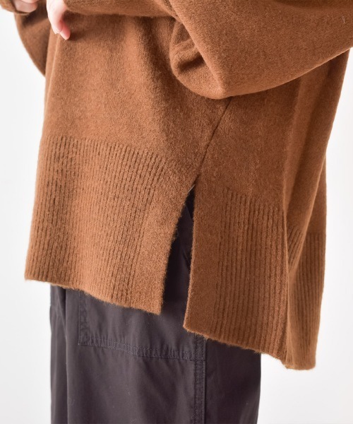 OMNES(オムネス)の「もっちり袖ボリュームハイネックプルオーバーニット(ニット/セーター・レディース・ブラウン/ベージュ/ブラック/ブルー・FREE)」の13枚目の写真