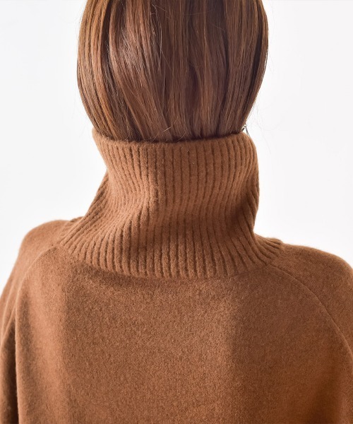 OMNES(オムネス)の「もっちり袖ボリュームハイネックプルオーバーニット(ニット/セーター・レディース・ブラウン/ベージュ/ブラック/ブルー・FREE)」の14枚目の写真