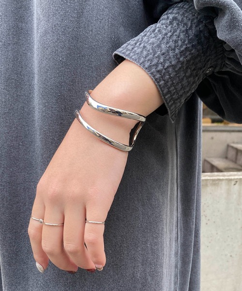 CAPRICIEUX LE'MAGE（カプリシューレマージュ）の「〈GOLDY/ゴールディ〉トリミングWAVEバングル（バングル/リストバンド・レディース・シルバー/ゴールド・FREE）」の8枚目の写真