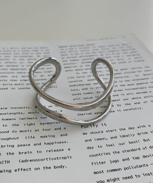 CAPRICIEUX LE'MAGE（カプリシューレマージュ）の「〈GOLDY/ゴールディ〉トリミングWAVEバングル（バングル/リストバンド・レディース・シルバー/ゴールド・FREE）」の6枚目の写真