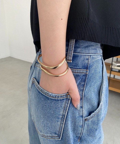 CAPRICIEUX LE'MAGE（カプリシューレマージュ）の「〈GOLDY/ゴールディ〉トリミングWAVEバングル（バングル/リストバンド・レディース・シルバー/ゴールド・FREE）」の5枚目の写真