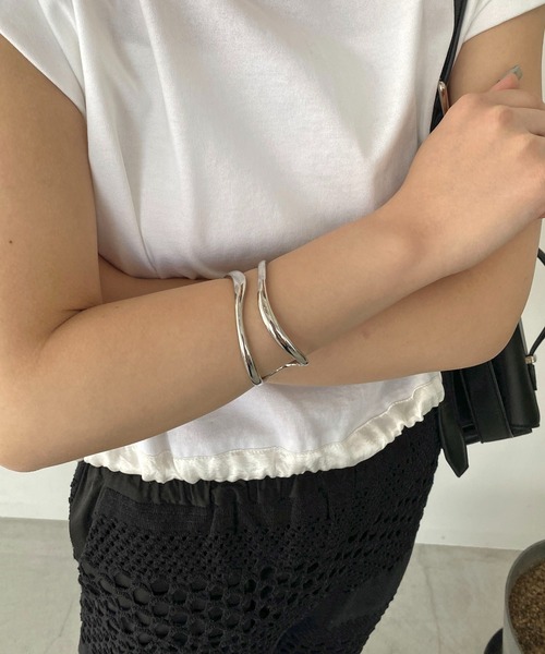 CAPRICIEUX LE'MAGE（カプリシューレマージュ）の「〈GOLDY/ゴールディ〉トリミングWAVEバングル（バングル/リストバンド・レディース・シルバー/ゴールド・FREE）」の3枚目の写真