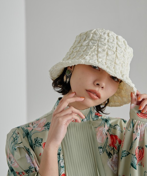 ear PAPILLONNER(イアパピヨネ)の「【SUM1 STYLE(スミスタイル)】ワッフル風バケットハット(ハット・レディース・ホワイト/ブラック・FREE)」の1枚目の写真