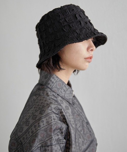 ear PAPILLONNER(イアパピヨネ)の「【SUM1 STYLE(スミスタイル)】ワッフル風バケットハット(ハット・レディース・ホワイト/ブラック・FREE)」の2枚目の写真