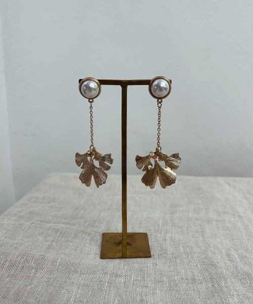 emouv by est(エモーヴバイエスト)の「emouv by est イチョウドロップパールピアス(ピアス(両耳用)・レディース・シルバー/ゴールド・FREE)」の2枚目の写真