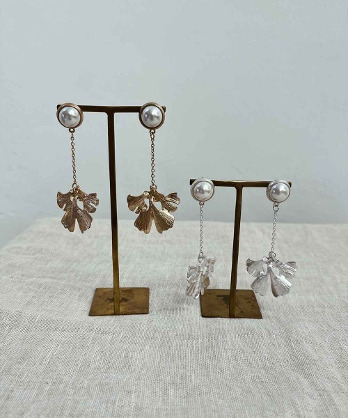 emouv by est(エモーヴバイエスト)の「emouv by est イチョウドロップパールピアス(ピアス(両耳用)・レディース・シルバー/ゴールド・FREE)」の6枚目の写真