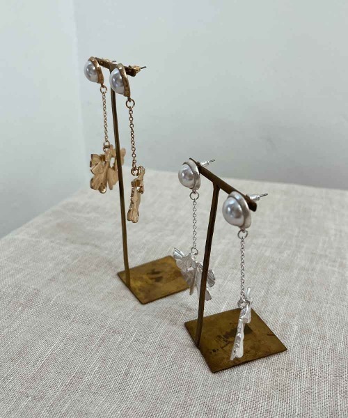 emouv by est(エモーヴバイエスト)の「emouv by est イチョウドロップパールピアス(ピアス(両耳用)・レディース・シルバー/ゴールド・FREE)」の5枚目の写真