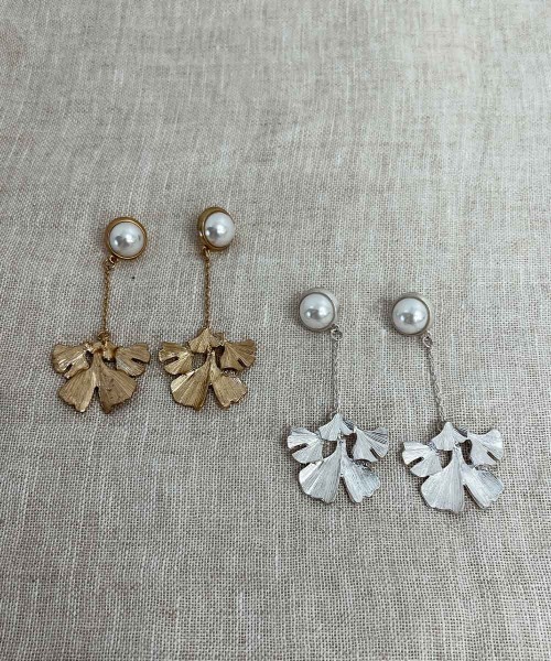 emouv by est(エモーヴバイエスト)の「emouv by est イチョウドロップパールピアス(ピアス(両耳用)・レディース・シルバー/ゴールド・FREE)」の3枚目の写真
