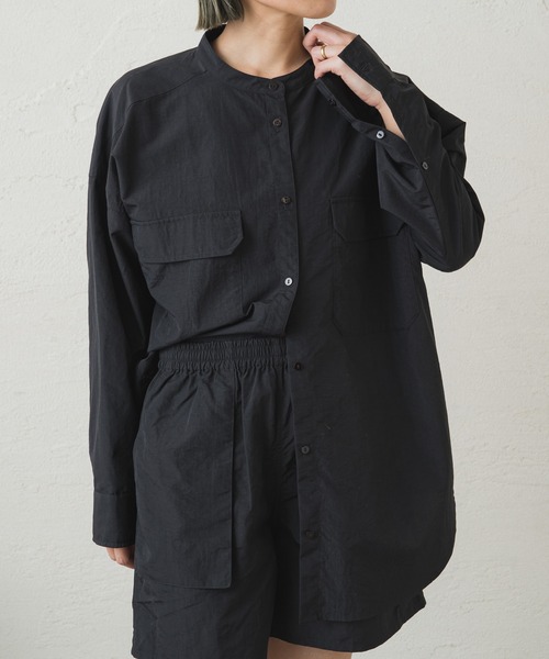 earthy（アーシー）の「【撥水/速乾】ナイロンスリットシャツ（シャツ/ブラウス・レディース・オレンジ/ベージュ/ブラック/オフホワイト・FREE）」の2枚目の写真