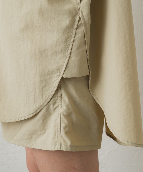 earthy（アーシー）の「【撥水/速乾】ナイロンスリットシャツ（シャツ/ブラウス・レディース・オレンジ/ベージュ/ブラック/オフホワイト・FREE）」の12枚目の写真