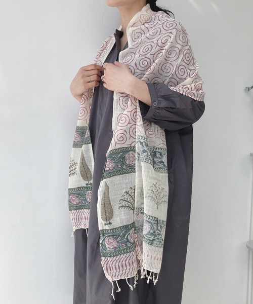 AS KNOW AS plus（アズノゥアズプラス）の「透かしてエスニックストール（ストール/ショール・レディース・イエロー系/オレンジ系/ブラウン系/パープル系/ブルー系・FREE）」の19枚目の写真