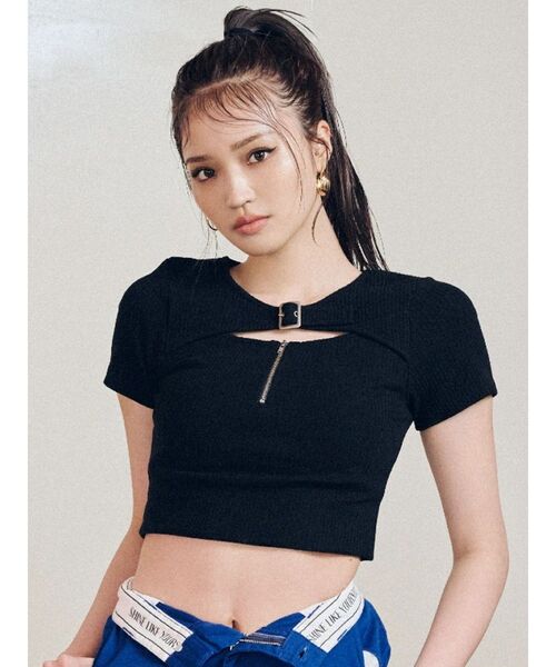 EVRIS（エヴリス）の「バックルデザイントップス（Tシャツ/カットソー・レディース・ブラック/ブルー/ホワイト・FREE）」の2枚目の写真