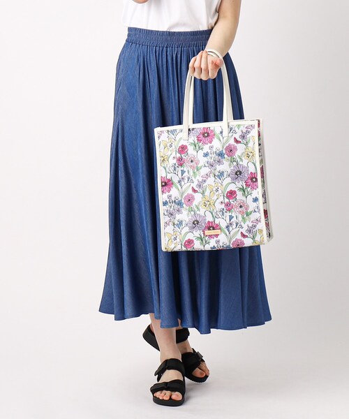 LAURA ASHLEY（ローラアシュレイ）の「【70周年セレブレーティングプリント】ギリー柄 スクエアトートバッグ（トートバッグ・レディース・ホワイト系1/ブルー系5・00）」の5枚目の写真