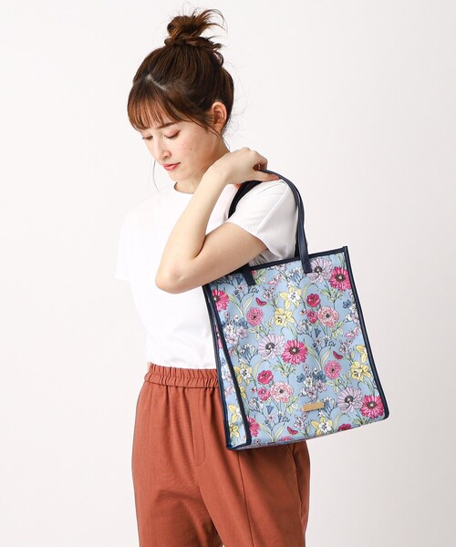 LAURA ASHLEY（ローラアシュレイ）の「【70周年セレブレーティングプリント】ギリー柄 スクエアトートバッグ（トートバッグ・レディース・ホワイト系1/ブルー系5・00）」の11枚目の写真