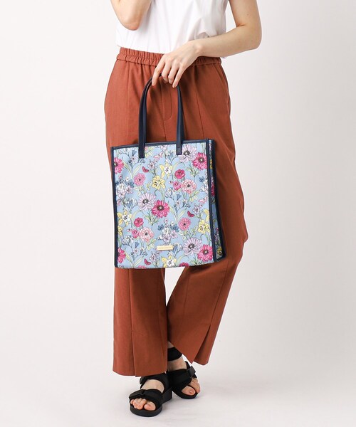 LAURA ASHLEY（ローラアシュレイ）の「【70周年セレブレーティングプリント】ギリー柄 スクエアトートバッグ（トートバッグ・レディース・ホワイト系1/ブルー系5・00）」の15枚目の写真