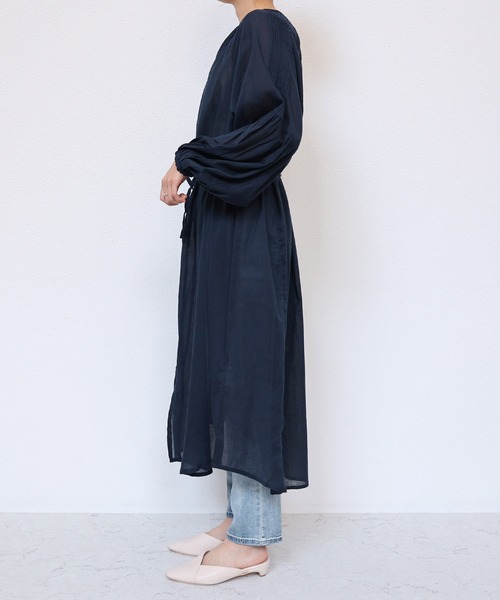 andme(アンドミー)の「インド綿長袖ギャザーワンピース(ワンピース・レディース・ブラック/チャコールグレー/ネイビー/ブラウン/オフホワイト/カーキ/オレンジ/ブルー・M)」の22枚目の写真