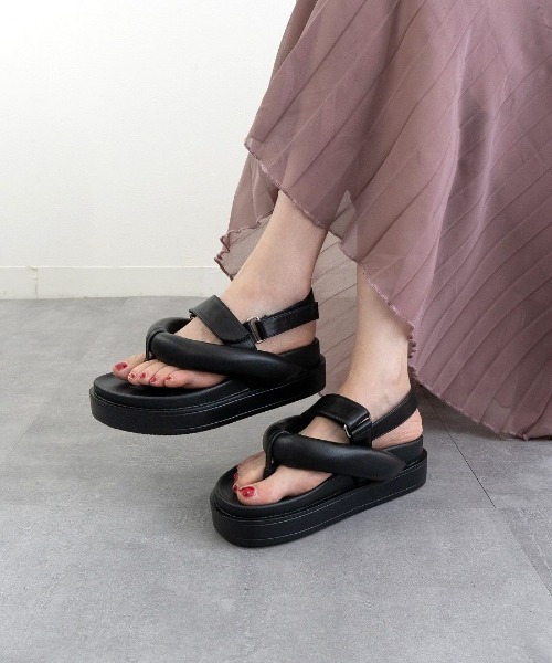 Fabby fabby(ファビィーファビィー)の「トング厚底コンフォートサンダル(サンダル・レディース・オフホワイト/ブラック・MEDIUM/LARGE/SMALL)」の1枚目の写真