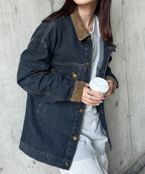 CLEA（クレア）の「コーデュロイ襟切り替え ビッグシルエット デニムジャケット（デニムジャケット・レディース・ブラック/ブルー・M/L）」の4枚目の写真