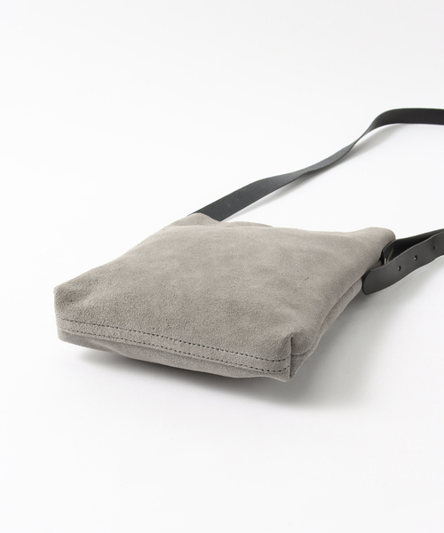 HERITAGE LEATHER(ヘリテージレザー)の「【HERITAGE LEATHER / ヘリテイジレザー】別注 SUEDE SACOCHE(ショルダーバッグ・メンズ・ブラウン系その他/グレー・FREE)」の6枚目の写真