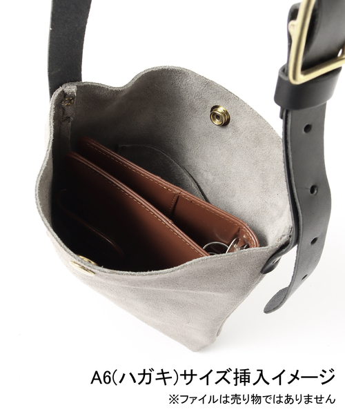 HERITAGE LEATHER(ヘリテージレザー)の「【HERITAGE LEATHER / ヘリテイジレザー】別注 SUEDE SACOCHE(ショルダーバッグ・メンズ・ブラウン系その他/グレー・FREE)」の9枚目の写真